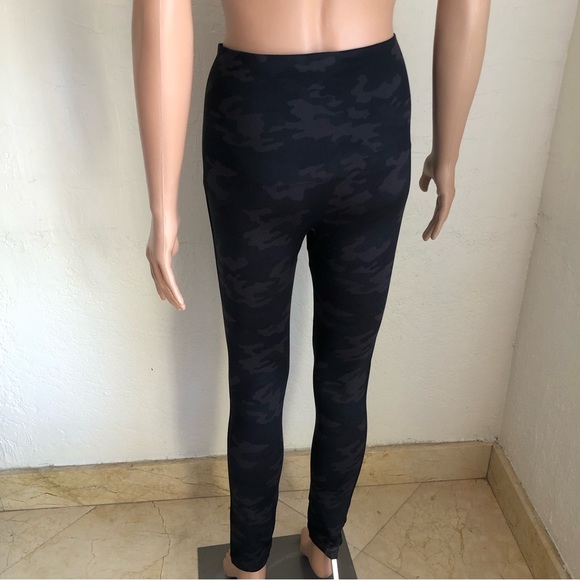 Spanx Olive Green Camouflage Compression Leggings Women’s Size 1X/1TG Acticewear - Picture 2 of 16